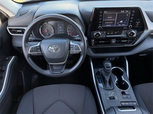 Used 2022 Toyota Highlander L image 11