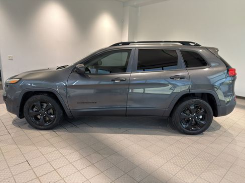Used 2016 Jeep Cherokee Sport image 2