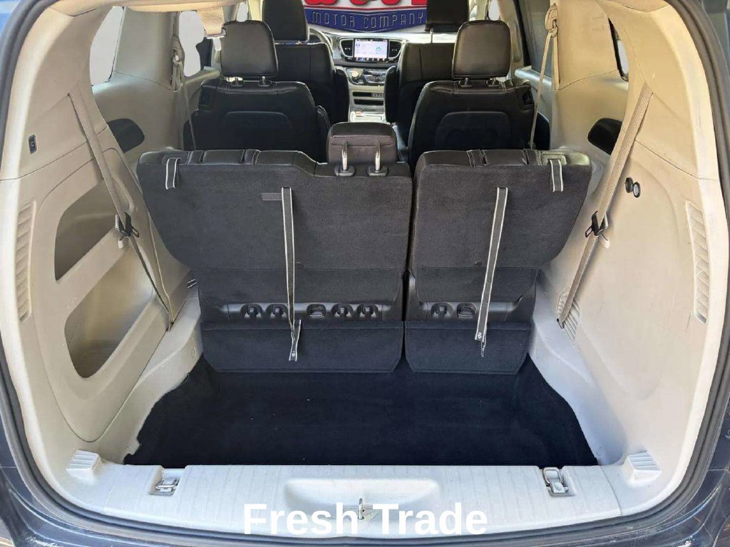 Used 2023 Chrysler Pacifica Touring-L FWD image 7
