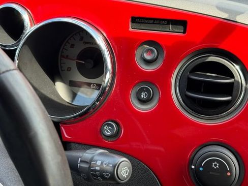 Used 2006 Pontiac Solstice Convertible w/ Premium Package RWD image 8