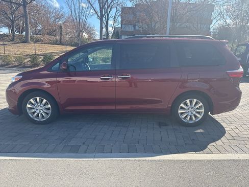 Used 2015 Toyota Sienna XLE w/ XLE Navigation Package image 7