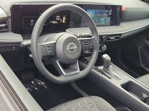 Used 2025 Nissan Kicks SV image 2