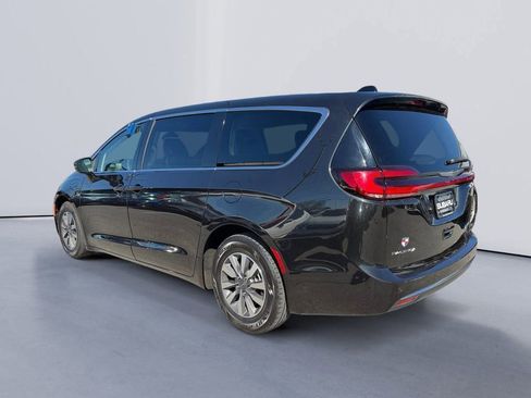 Used 2023 Chrysler Pacifica Touring-L image 5