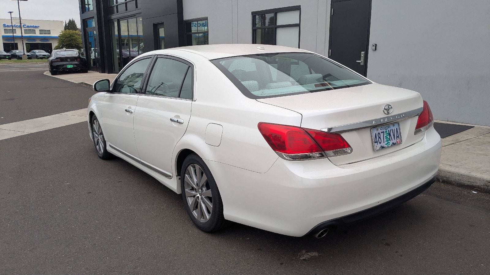 Used 2011 Toyota Avalon Limited FWD image 2