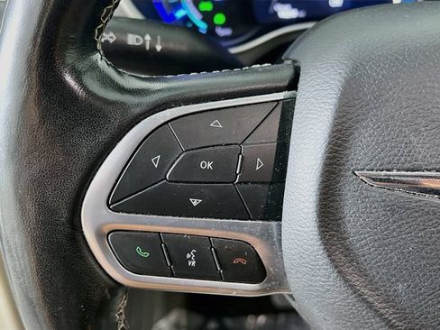 Used 2021 Chrysler Pacifica Touring-L FWD image 13
