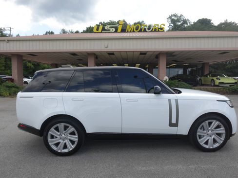 Used 2023 Land Rover Range Rover SE image 2