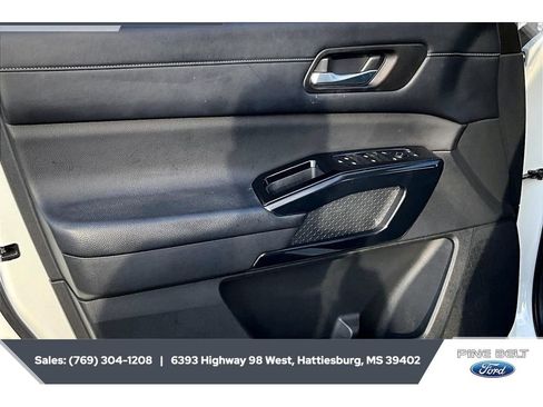Used 2022 Nissan Pathfinder SV w/ SV Premium Package AWD/4WD image 16