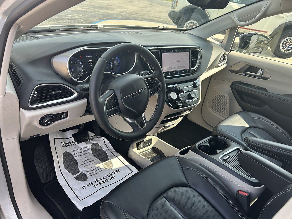 Used 2024 Chrysler Pacifica Touring-L FWD image 11