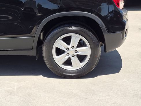 Used 2022 Chevrolet Trax LS w/ Tint and Cruise Package FWD image 9