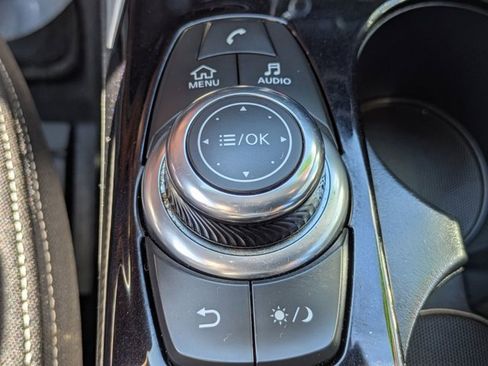 Used 2017 INFINITI QX30 image 21