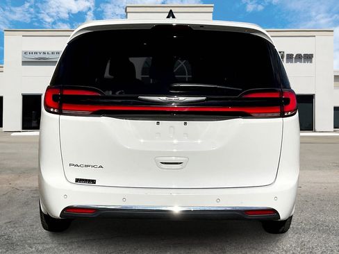 Certified 2024 Chrysler Pacifica Touring-L image 4