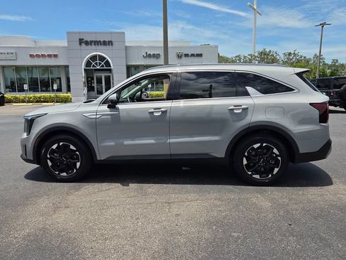 Used 2024 Kia Sorento S FWD image 4