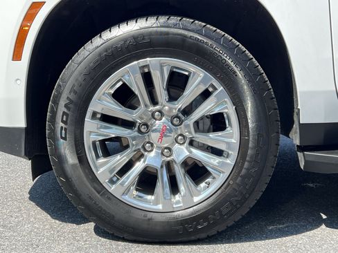 Used 2025 GMC Yukon XL Denali AWD/4WD image 17