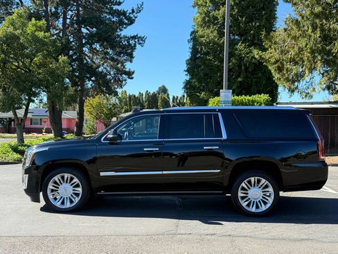 Used 2020 Cadillac Escalade ESV Platinum image 2