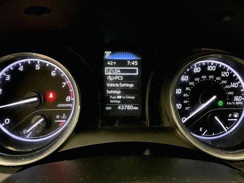 Used 2020 Toyota Camry LE image 19