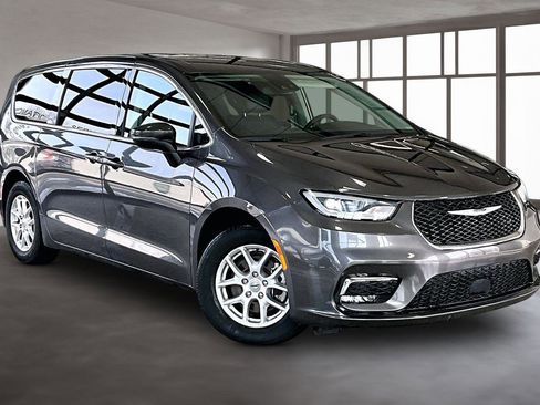 Used 2023 Chrysler Pacifica Touring-L FWD image 13