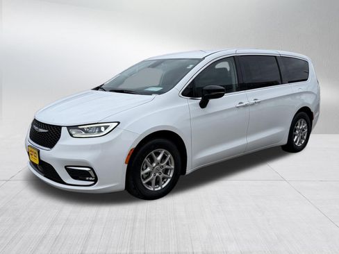 Used 2024 Chrysler Pacifica Touring-L FWD image 3
