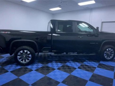 Used 2022 Chevrolet Silverado 2500 Custom w/ Custom Value Package image 9
