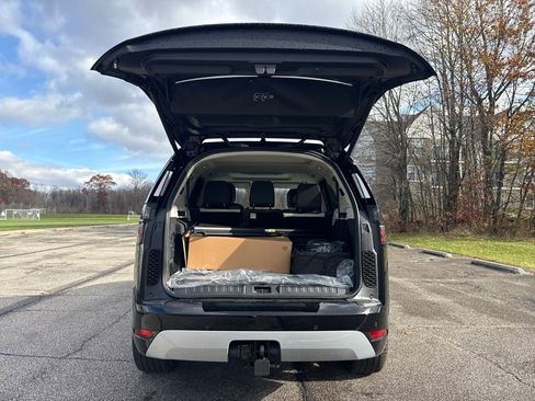 New 2026 Land Rover Discovery Limited Edition image 9