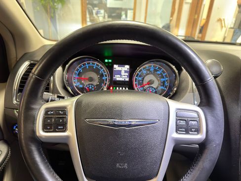 Used 2016 Chrysler Town & Country Touring-L image 36