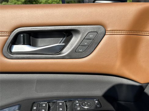 Used 2025 Nissan Pathfinder Platinum w/ Cargo Package FWD image 18
