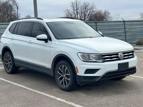 Used 2020 Volkswagen Tiguan SE w/ Panoramic Sunroof Package image 2