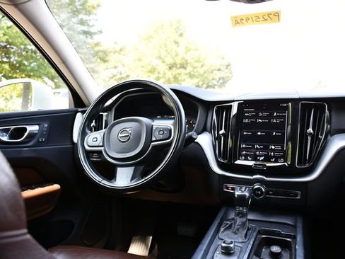Used 2018 Volvo XC60 T5 Momentum w/ Vision Package AWD/4WD image 16