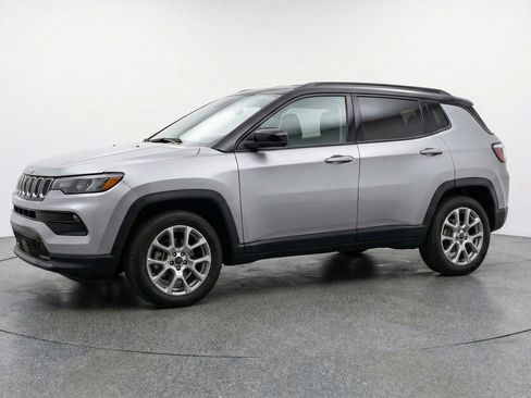 Used 2025 Jeep Compass Limited AWD/4WD image 3