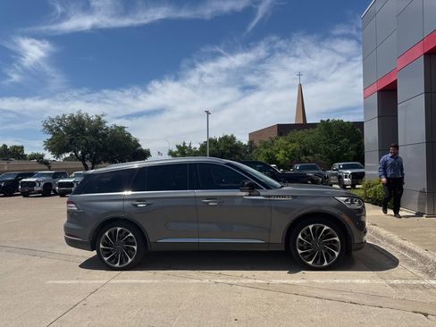 Used 2023 Lincoln Aviator Reserve w/ Equipment Group 201A image 3