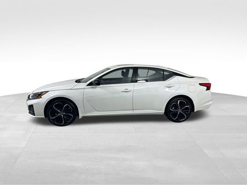 Used 2025 Nissan Altima 2.5 SR w/ SR Premium Package image 3