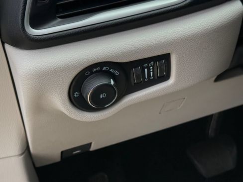 Used 2023 Chrysler Pacifica Touring-L FWD image 19