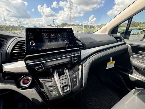 New 2026 Honda Odyssey Touring image 17