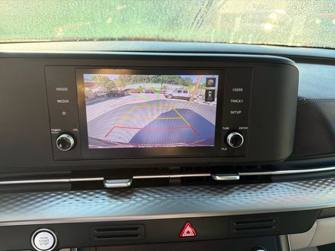 Used 2022 Kia Carnival LX FWD image 23