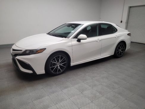 Used 2021 Toyota Camry SE image 2
