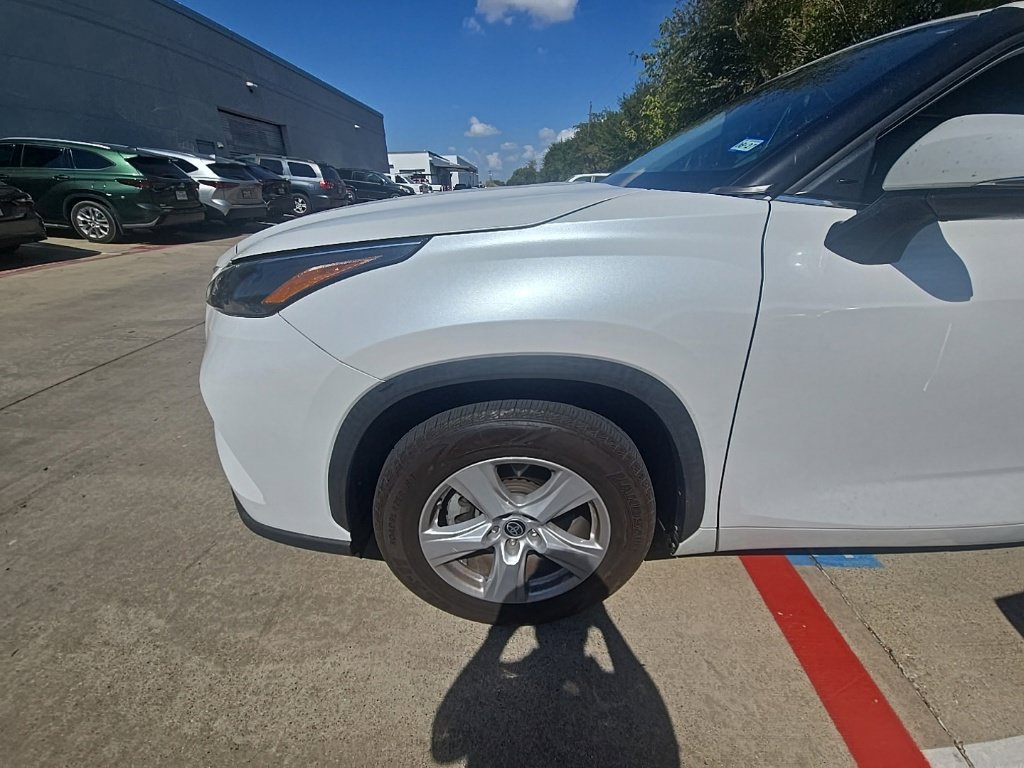 Used 2023 Toyota Highlander LE FWD image 2