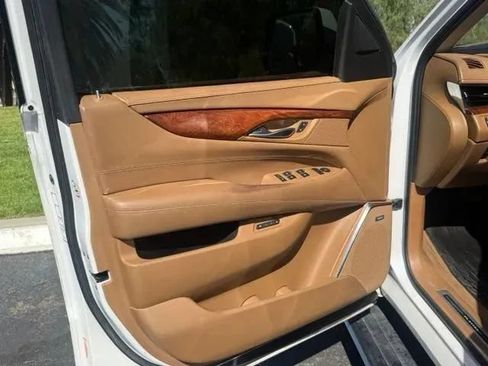 Used 2016 Cadillac Escalade Platinum AWD/4WD image 8