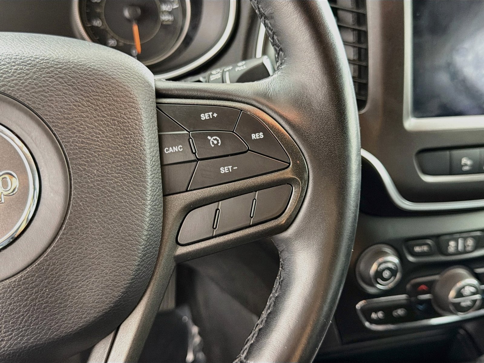 Used 2019 Jeep Cherokee Trailhawk w/ Cold Weather Group AWD/4WD image 12