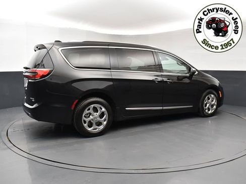 Used 2021 Chrysler Pacifica Limited w/ Uconnect Theater Family Group image 3