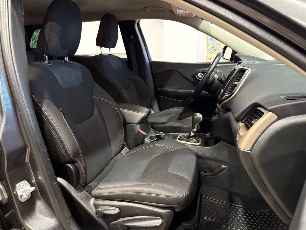 Used 2015 Jeep Cherokee Latitude w/ Cold Weather Group AWD/4WD image 16