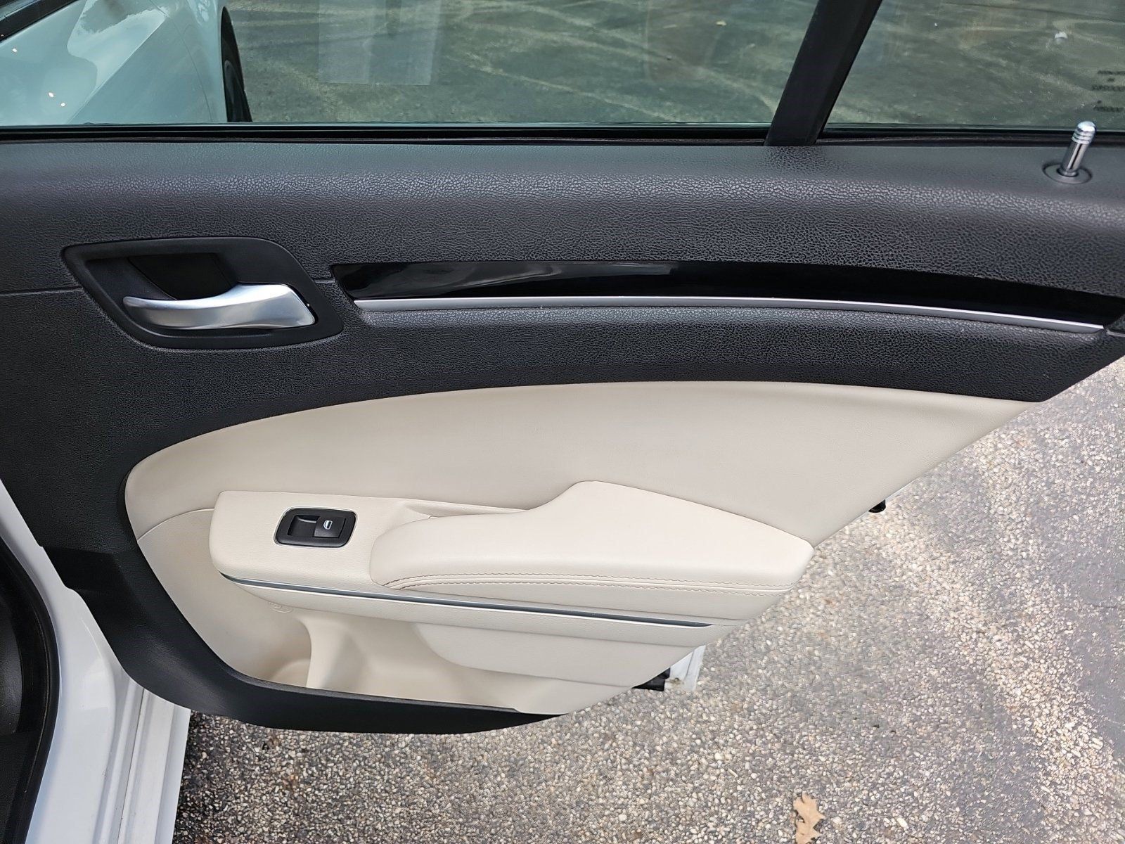 Used 2023 Chrysler 300 Touring L w/ Safetytec Plus Group RWD image 16