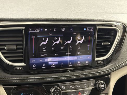 Used 2023 Chrysler Pacifica Limited image 21