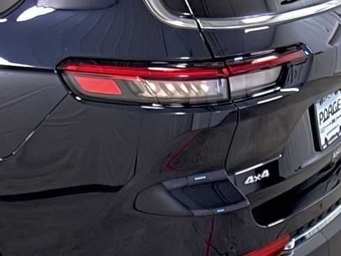 Used 2024 Jeep Grand Cherokee L Limited w/ Luxury Tech Group II image 10