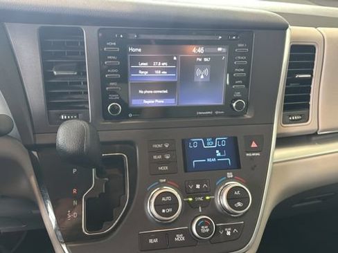 Used 2018 Toyota Sienna LE FWD image 13