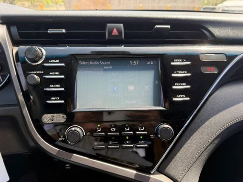 Used 2018 Toyota Camry LE image 11