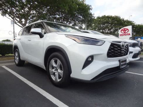 Used 2023 Toyota Highlander LE FWD image 3