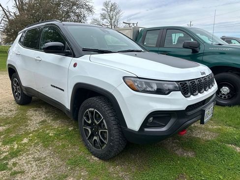 Used 2025 Jeep Compass Trailhawk AWD/4WD image 2