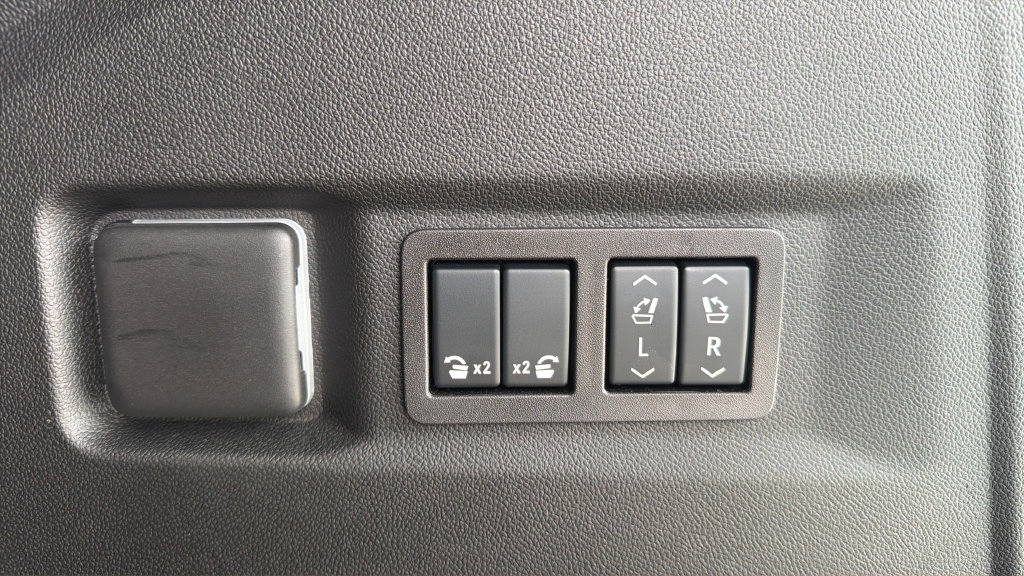 Used 2026 GMC Yukon Denali w/ Advanced Technology Package AWD/4WD image 15