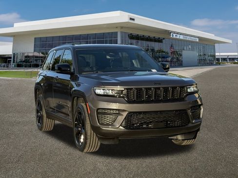 Used 2022 Jeep Grand Cherokee Altitude image 2