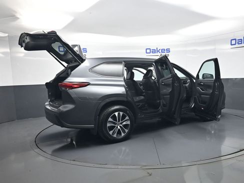 Used 2023 Toyota Highlander XLE AWD/4WD image 56