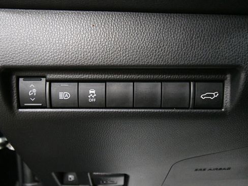 Used 2022 Toyota Venza LE image 13